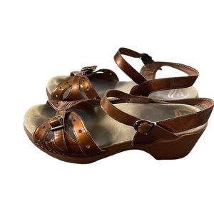 Dansko Womens Sissy Sandal Chunky Heel Buckle Closure Size 10 EU 41 Gold Leather